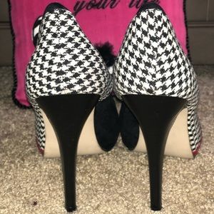 Chic closed toed pumps with a houndstooth print!